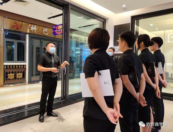 得體的服裝與職業禮儀是我們留給進店客戶的第一印象,我們必須重視